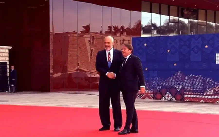 Varhelyi: Ofrojmë partneritet për Ballkanin Perëndimor