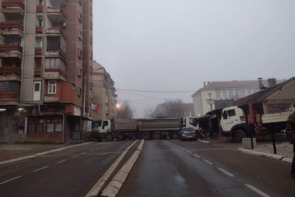 Hiqet një kamion nga barrikada në Lagjen e Boshnjakeve