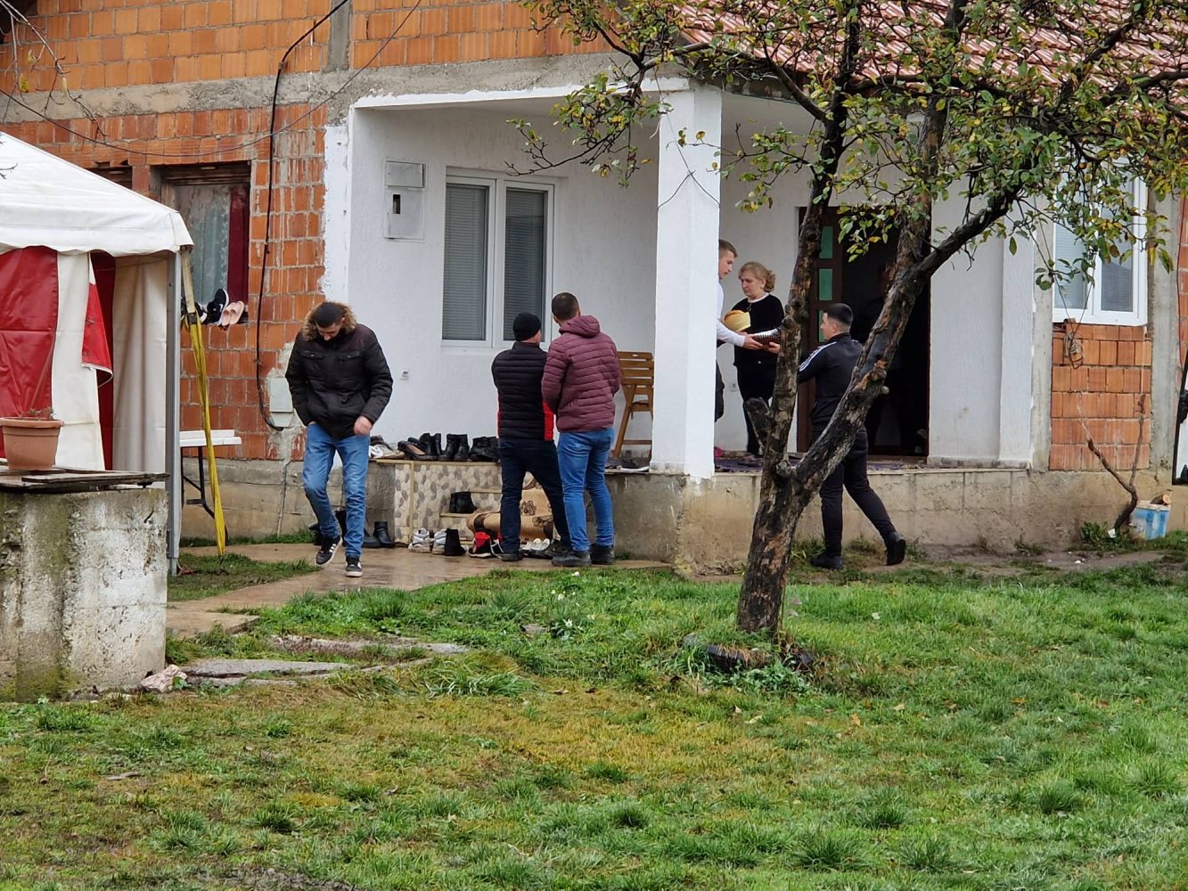 Motra dhe halla e së ndjerës: Ish-bashkëshorti e ka kërcënuar çdo ditë, duhet të rrjepet për së gjalli