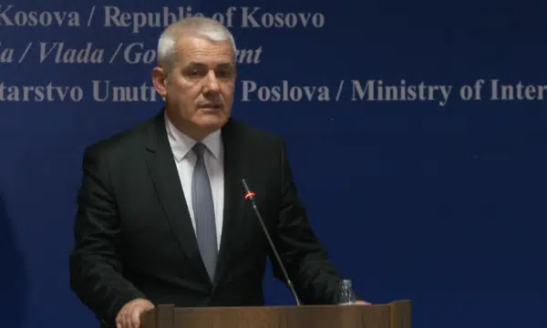 Sveçla: Ish-polici Pantiç organizoi sulm terrorist në zyrat e KKZ-së në Veri