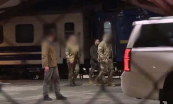Për herë të parë pas 300 ditëve luftë, Zelensky udhëton për në SHBA, filmohet në Poloni