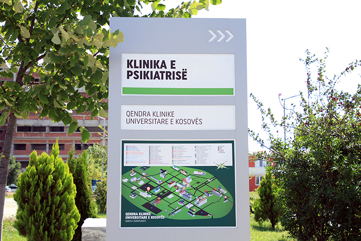 Largohet nga Klinika e Psikiatrisë dhe sulmon familjarët, arrestohet burri në Podujevë