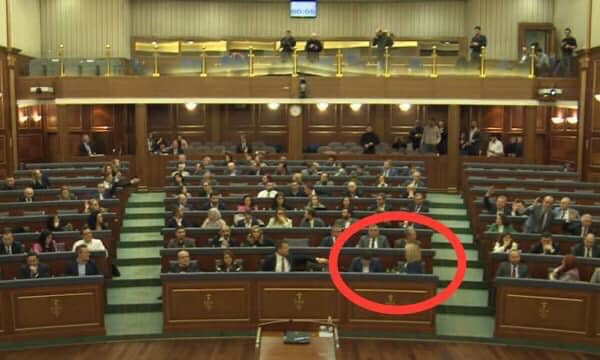 Kusari-Lila kthen kokën për 180 shkallë gjatë votimit pro Trustin, vrojton mos po voton për ndonjë deputet i VV-së