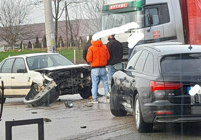 Aksident i rëndë në Kijevë të Malishevës, dy vetura bëhen llom – FOTO