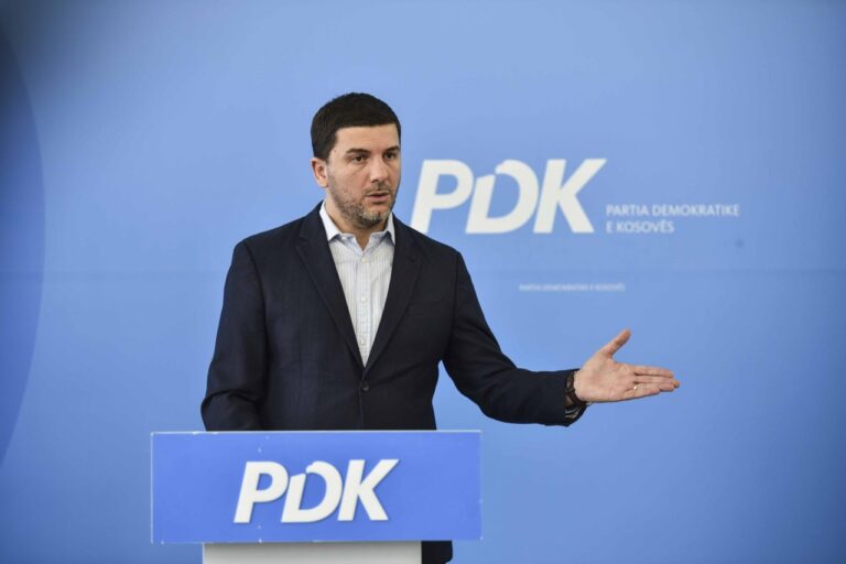 Krasniqi për Kurtin: Po pengon fjalën e ish-luftëtarëve të UÇK-së, e për Ivanoviqin flet fjalë të mira