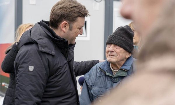 Bujar Osmani në Ukrainë, takon civilë të prekur nga lufta