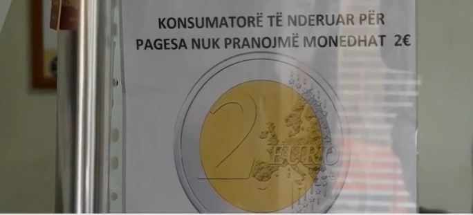 Disa ndërmarrje nuk pranojnë monedha në vlerë prej 2 euro