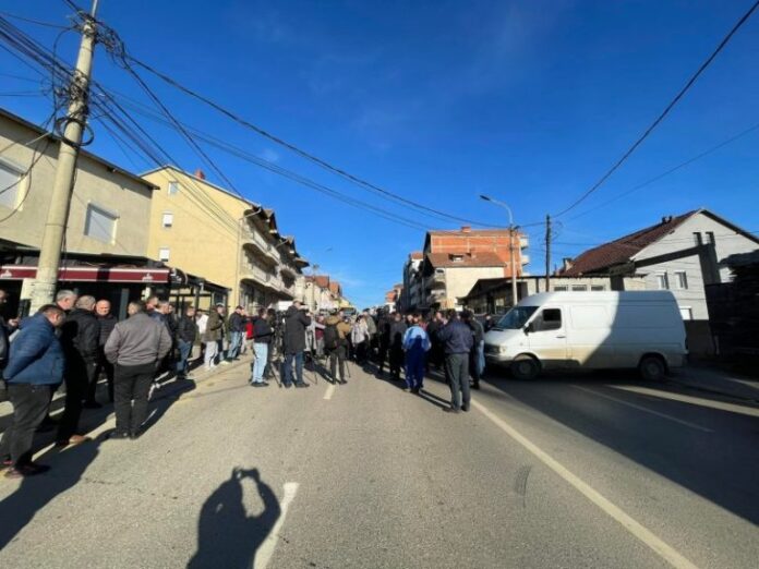 Bllokohet rruga për pak kohë në Vranjec, banorët protestojnë pas vdekjes së 28-vjeçarit që u godit nga vetura