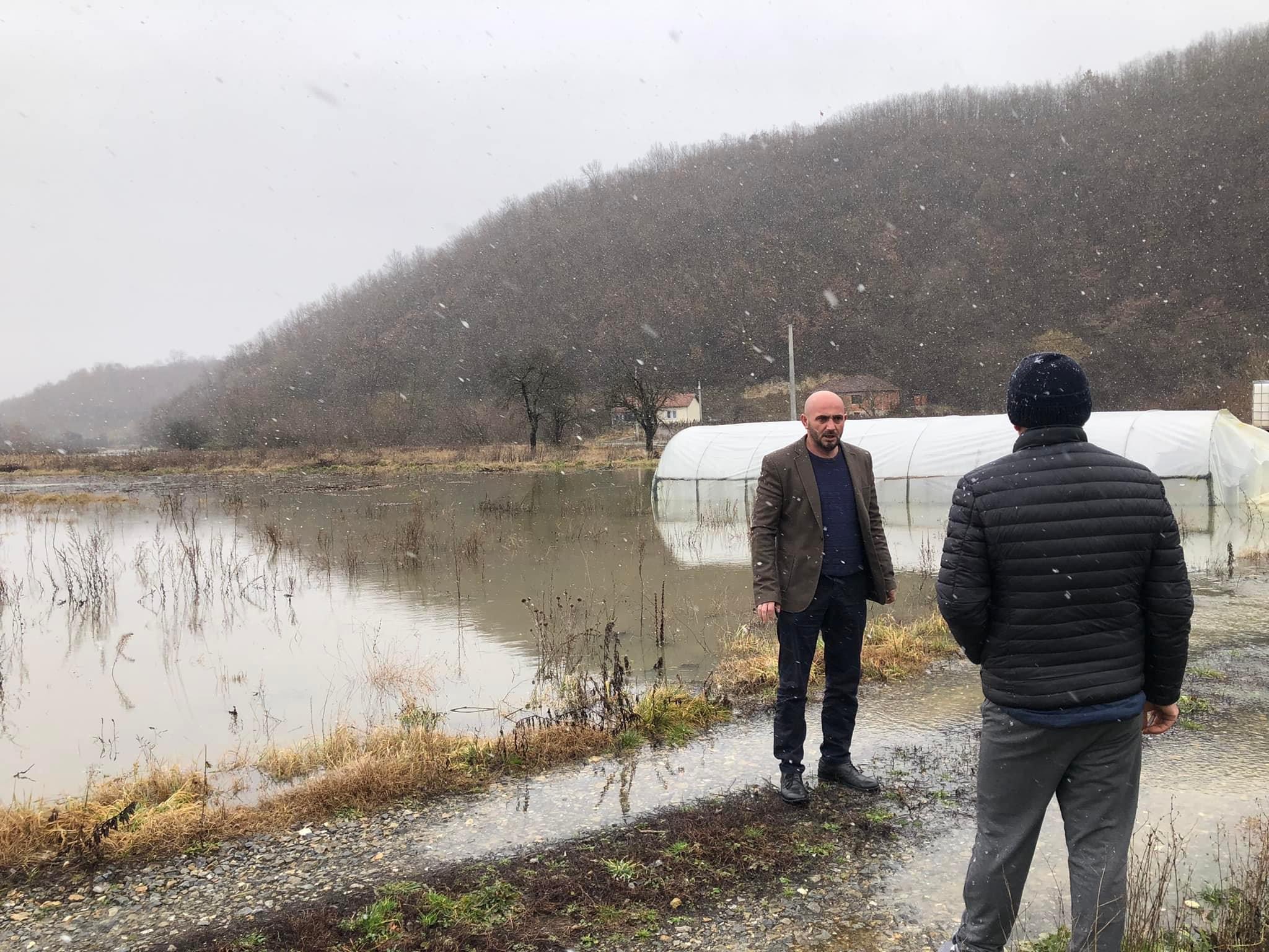 Xhemail Hasani viziton familjet e prekura nga vërshimet në fshatin Batllavë, ankohet se Komuna nuk i’u doli në ndihmë