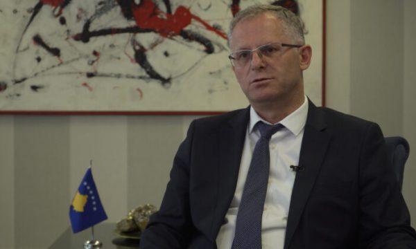 Bislimi zbulon takimet e fshehta me serbë lokalë në Ambasadën e Suedisë në Prishtinë