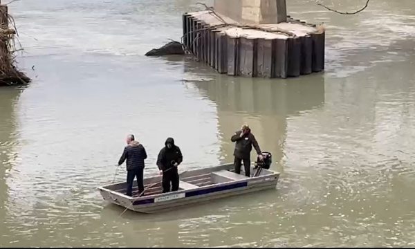 Dyshohet se ra me makinë në lumin “Seman”, 26 vjeçari i zhdukur kishte ardhur nga Gjermania për pushime