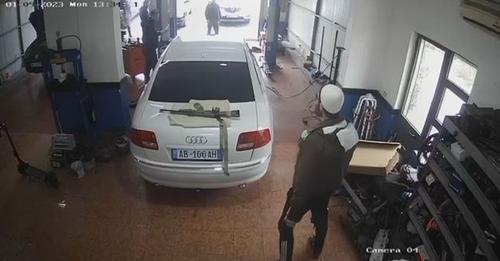 Deklaroi se do vriste politikanët/ I nervozuar me automatik e jelek antiplumb, pamje nga momenti para arrestimit të 36-vjeçarit në Lezhë