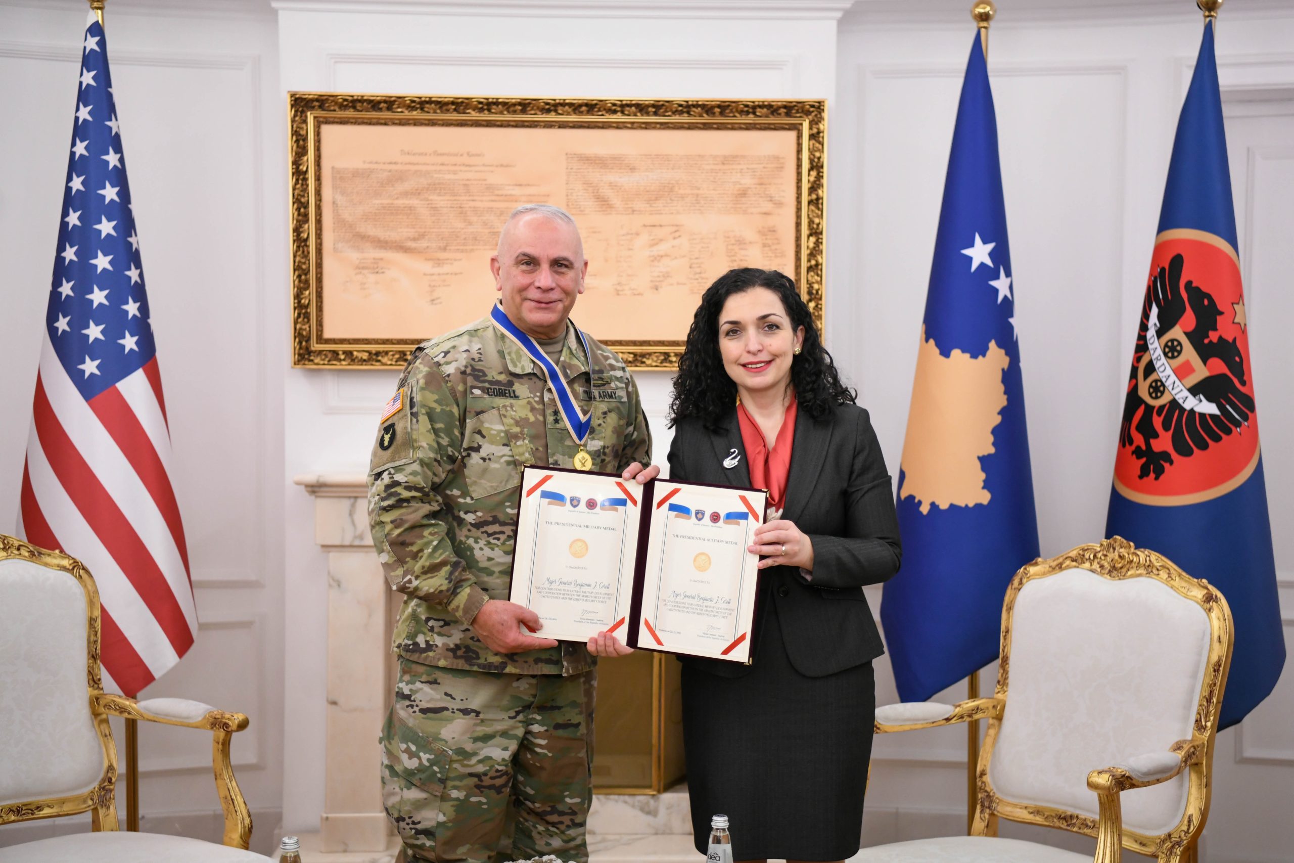 Osmani dekoron me Medalje Presidenciale Ushtarake komandantin e Gardës Kombëtare të Iowa-s