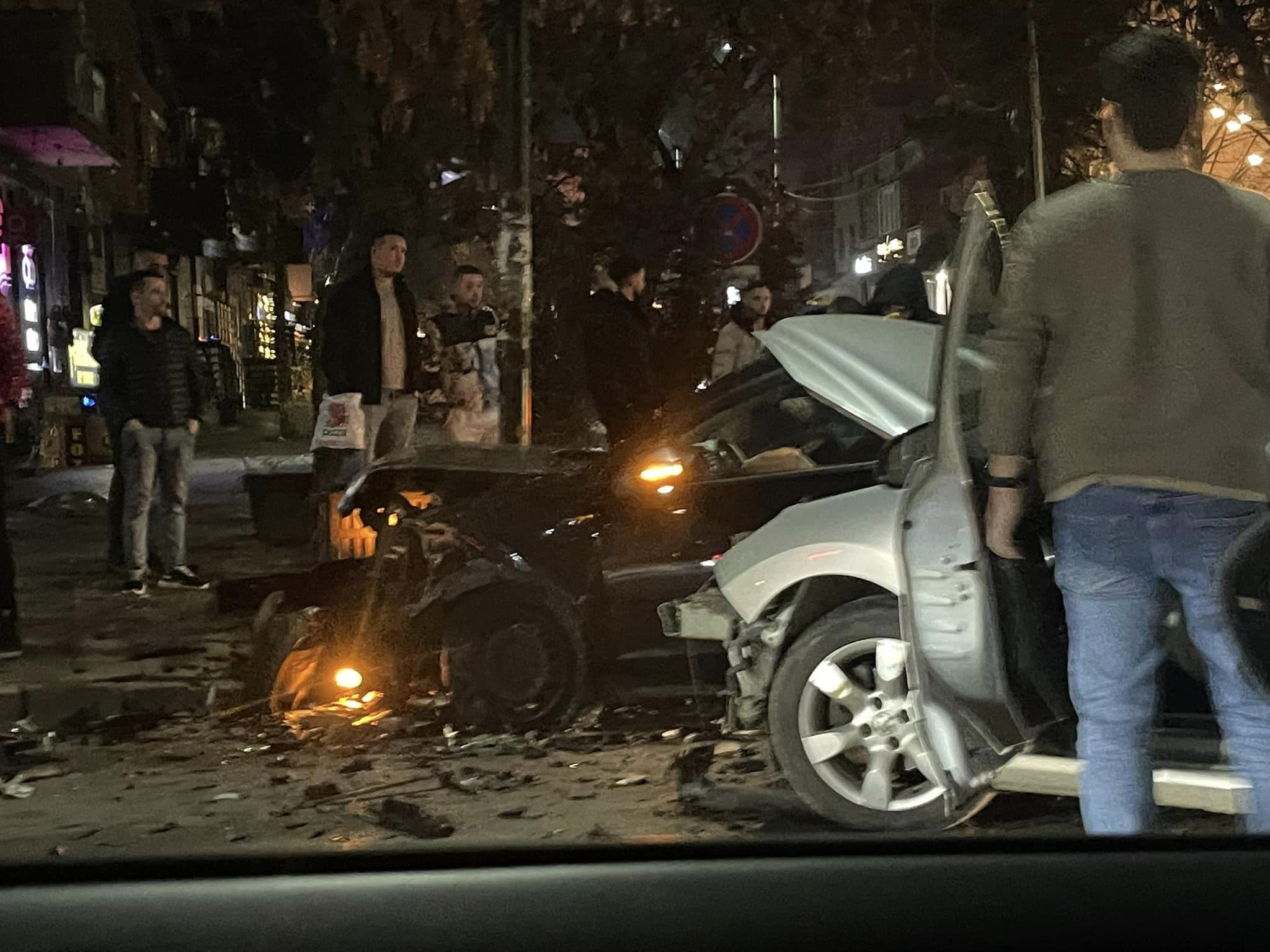 Dy të lënduar nga aksidenti në Prishtinë, në njërën veturë policia gjen armë e fishekë
