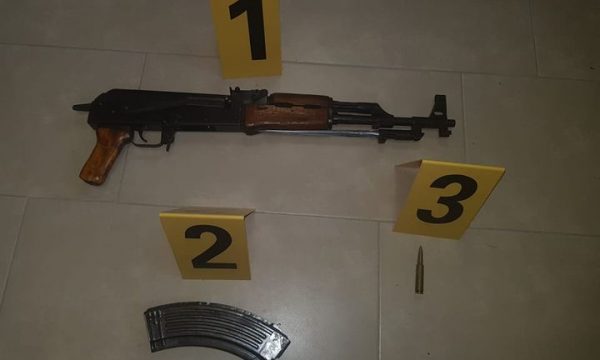 U pa në një video duke shtënë me kallashnikov, i sekuestrohet arma
