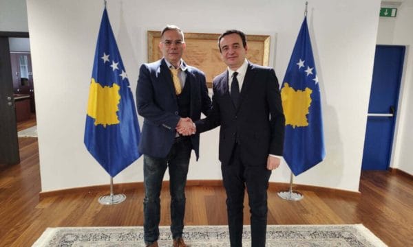 Politikani nga Serbia shkruan shqip në “twitter”: E përgëzoj Kurtin për politikë të guximshme