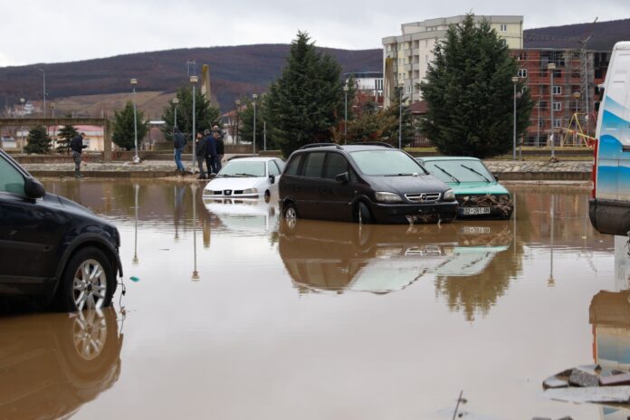 Vazhdojnë reshjet e shiut, rrezik për vërshime nesër në veri e veriperëndim të vendit