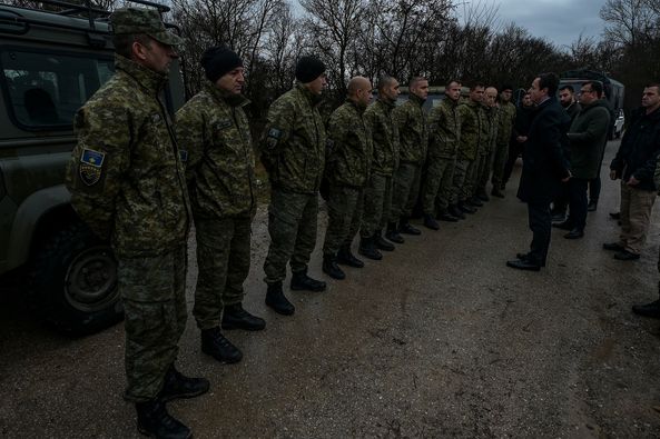 Kurti me dy ministra në Istog, del në terren për të parë situatën me vërshime (Foto)