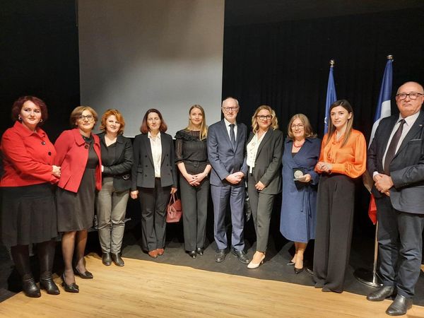 Nenkryetarja Lahu merr pjesë në ceremoninë e organizuar nga Ambasada  e Francës në Kosovë
