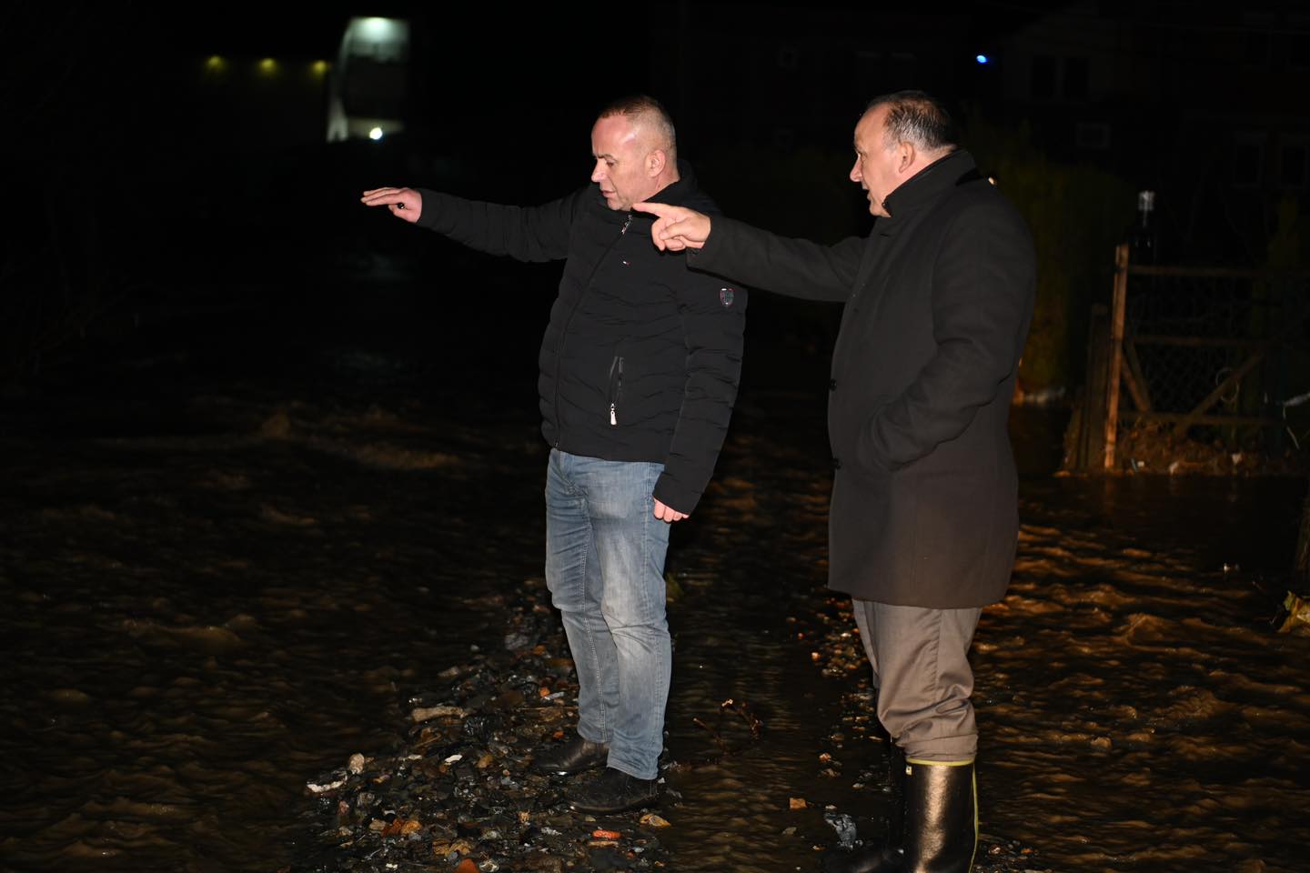 Bulliqi viziton disa fshatra, kërkon nga qytetarët të bashkëpunojnë me institucionet në këtë situatë emergjente