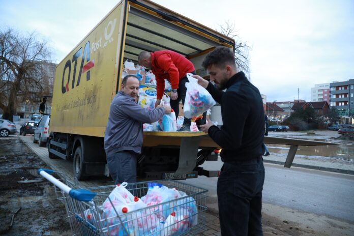 Ndahen pako ushqimore për familjet e prekura nga vërshimet në Skenderaj
