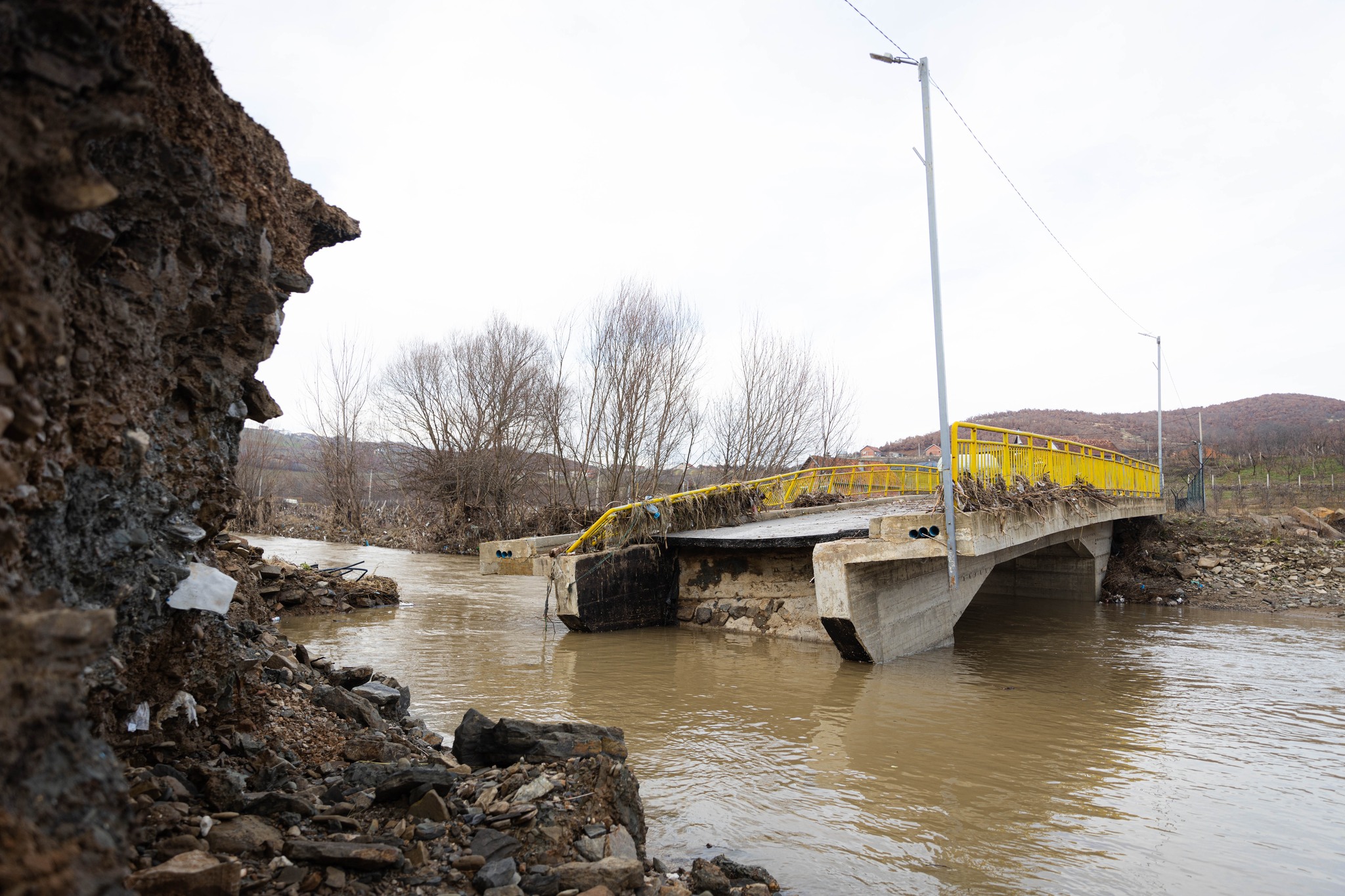 Policia apelon për kujdes në trafik, shiu ka dëmtuar infrastrukturën rrugore në disa vende