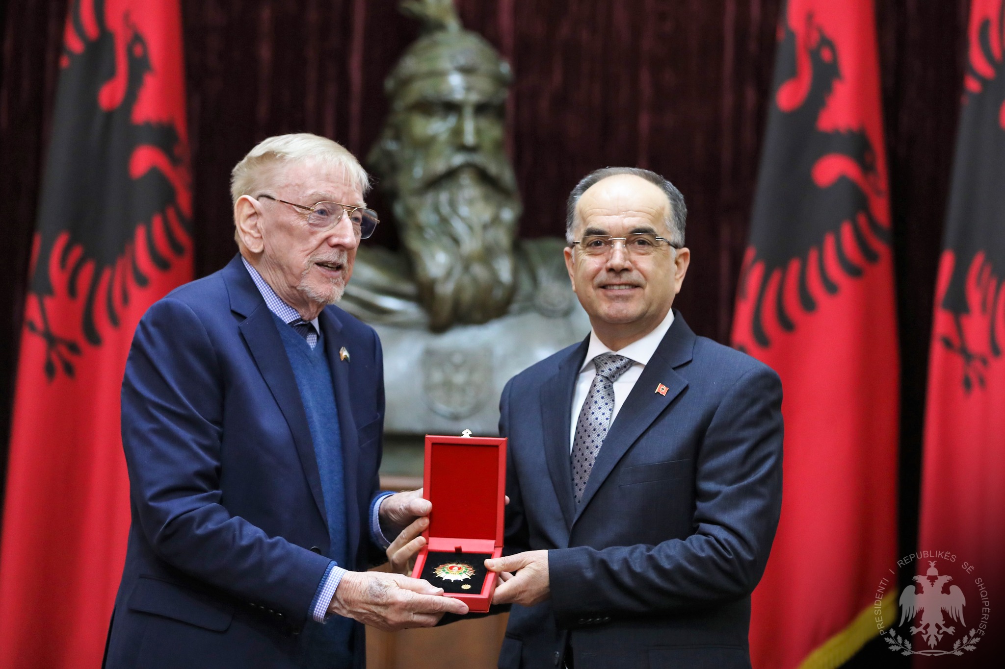 Begaj dekoron ambasadorin Walker me medaljen “Kalorësi i Urdhrit të Flamurit”