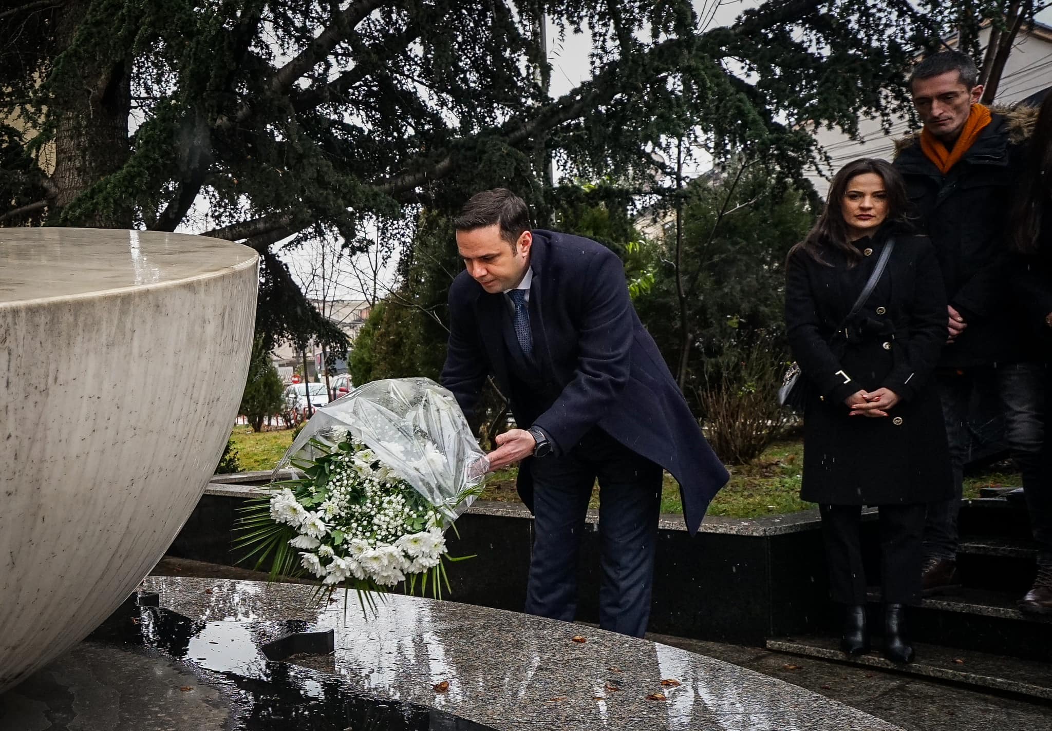 Lumir Abdixhiku nderon Enver Malokun, vendos kurora lulesh tek varri i tij