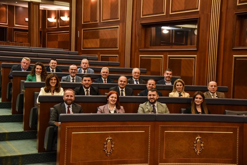 Refuzimi i Trustit, Abelard Tahiri thotë se e shkëputi Albin Kurti me deputetët e tij