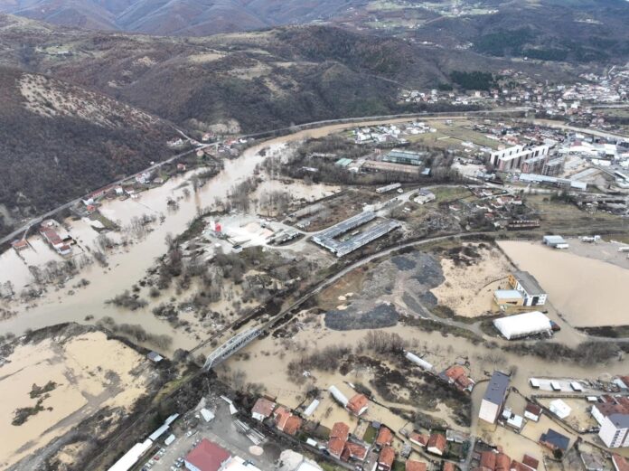 Hamza njofton për gjendjen në Mitrovicë: Dëme materiale milionëshe, situatë që nuk mbahet mend