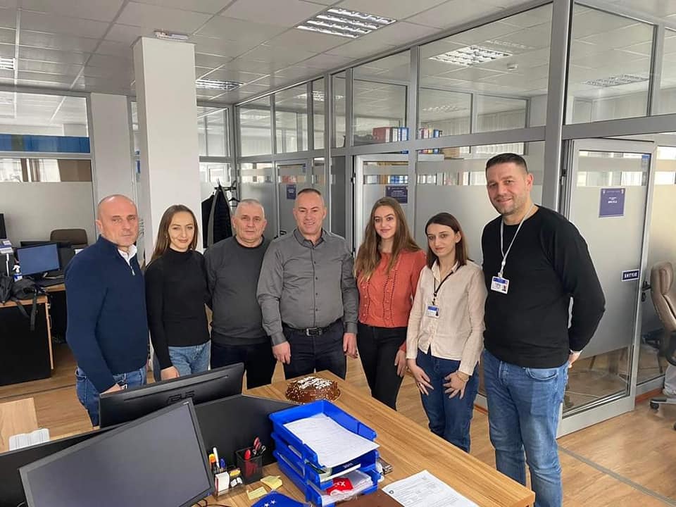 Po trashet dashuria mes VV-së e PDK-së, Jashari: Bulliqi i’a uron ditëlindjen kryetarit të PDK-së, por jo drejtorit nga LVV-ja