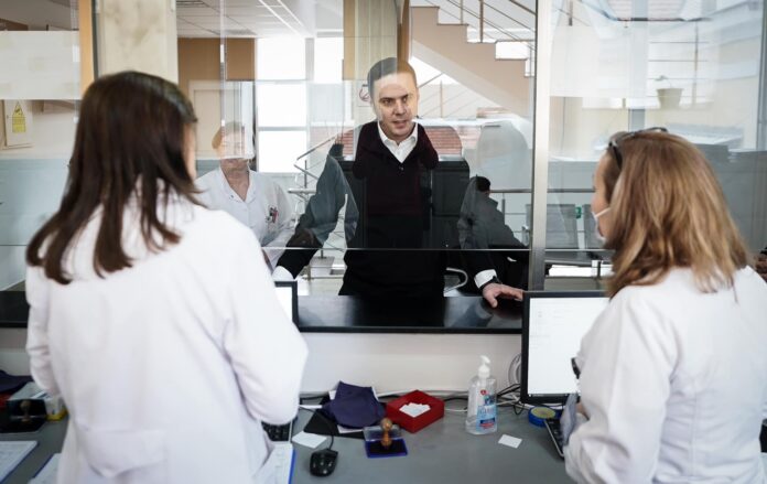 Abdixhiku: Largimi i punëtorëve shëndetësor problem kombëtar, me ligjin e ri të pagave duhet siguruar jetë e dinjitetshme në Kosovë