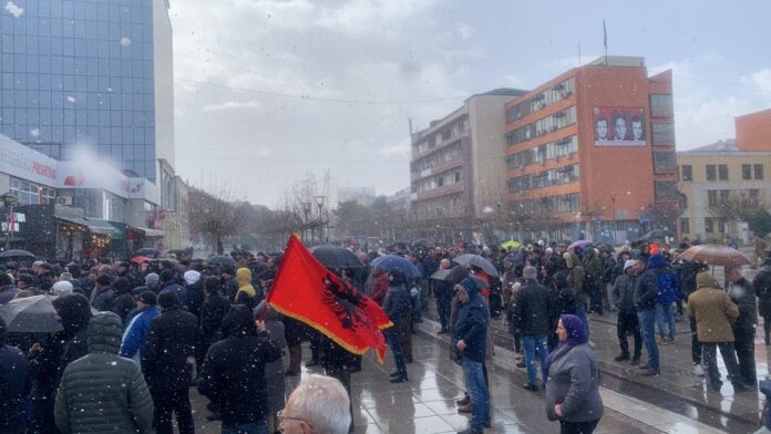 Protesta kundër Asociacionit, protestuesit brohorasin “poshtë Zajednica”