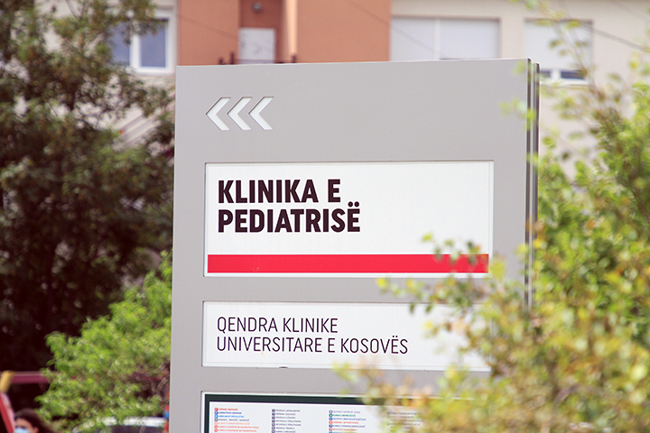 Braktiset” Klinika e Pediatrisë në QKUK, qytetarja ankohet se qe 2 orë nuk hasi asnjë mjek