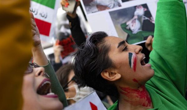 Irani dënon me vdekje gruan shtatzënë, pasi dogji foton e liderit islamik, Khomeini