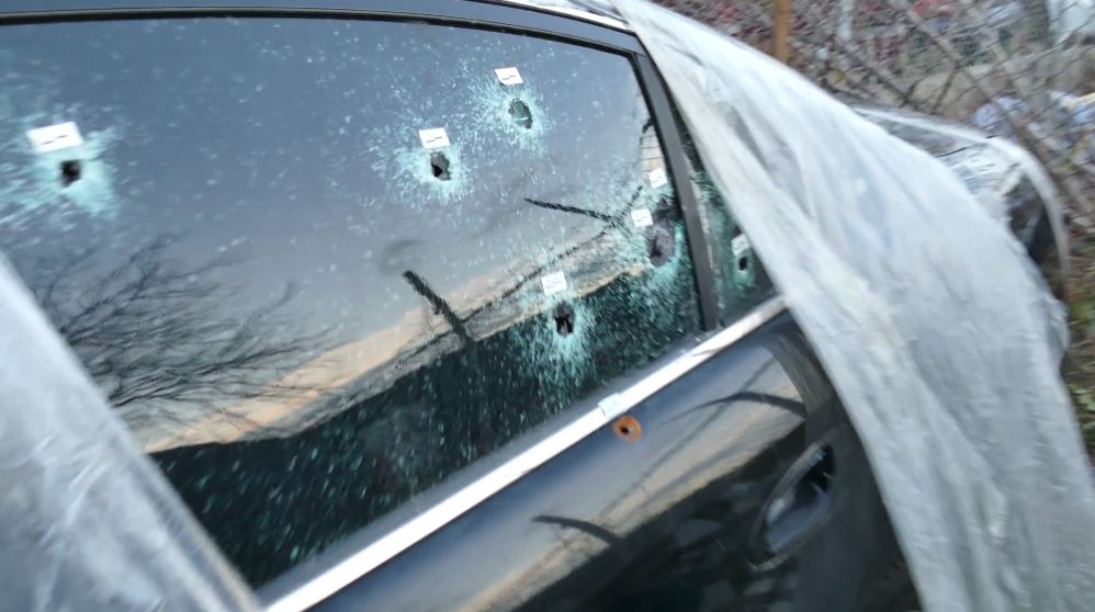 10 vetura të dëmtuara nga plumbat qorr në natën e Vitit të Ri, pronarët denoncojnë rastet në Polici