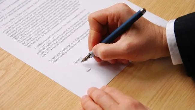 Falsifikoi dokumente dhe shiti 30 prona në Mitrovicë, arrestohet një person