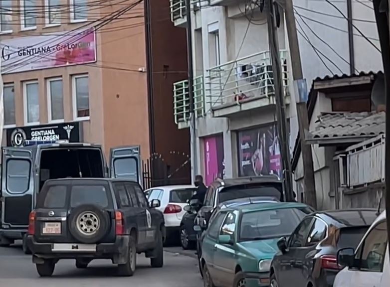 Nxirret trupi i pa jetë i gruas që u gjet e vdekur në Prishtinë (FOTO)