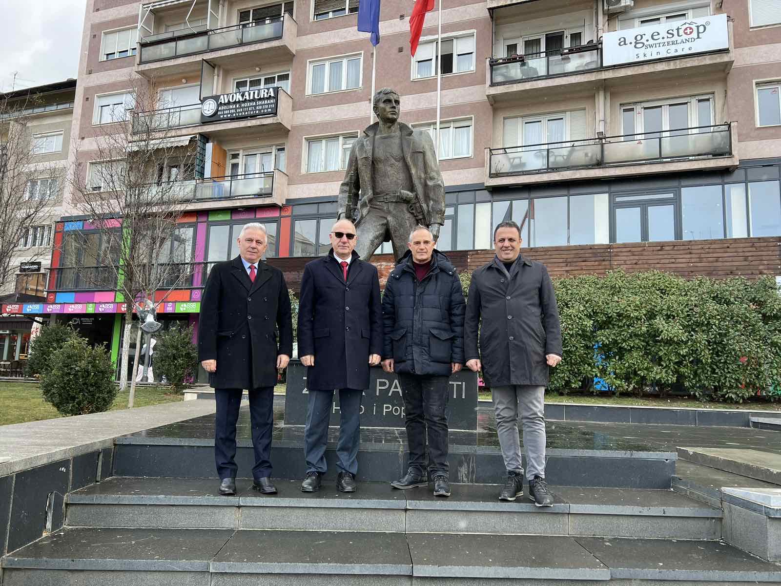 Bashkëluftëtarët nderojnë Zahir Pajazitin
