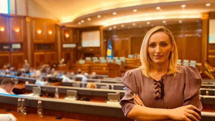 Deputetja e AAK-së: Kurti ka humbur arsyen, e bëri hero një kriminel