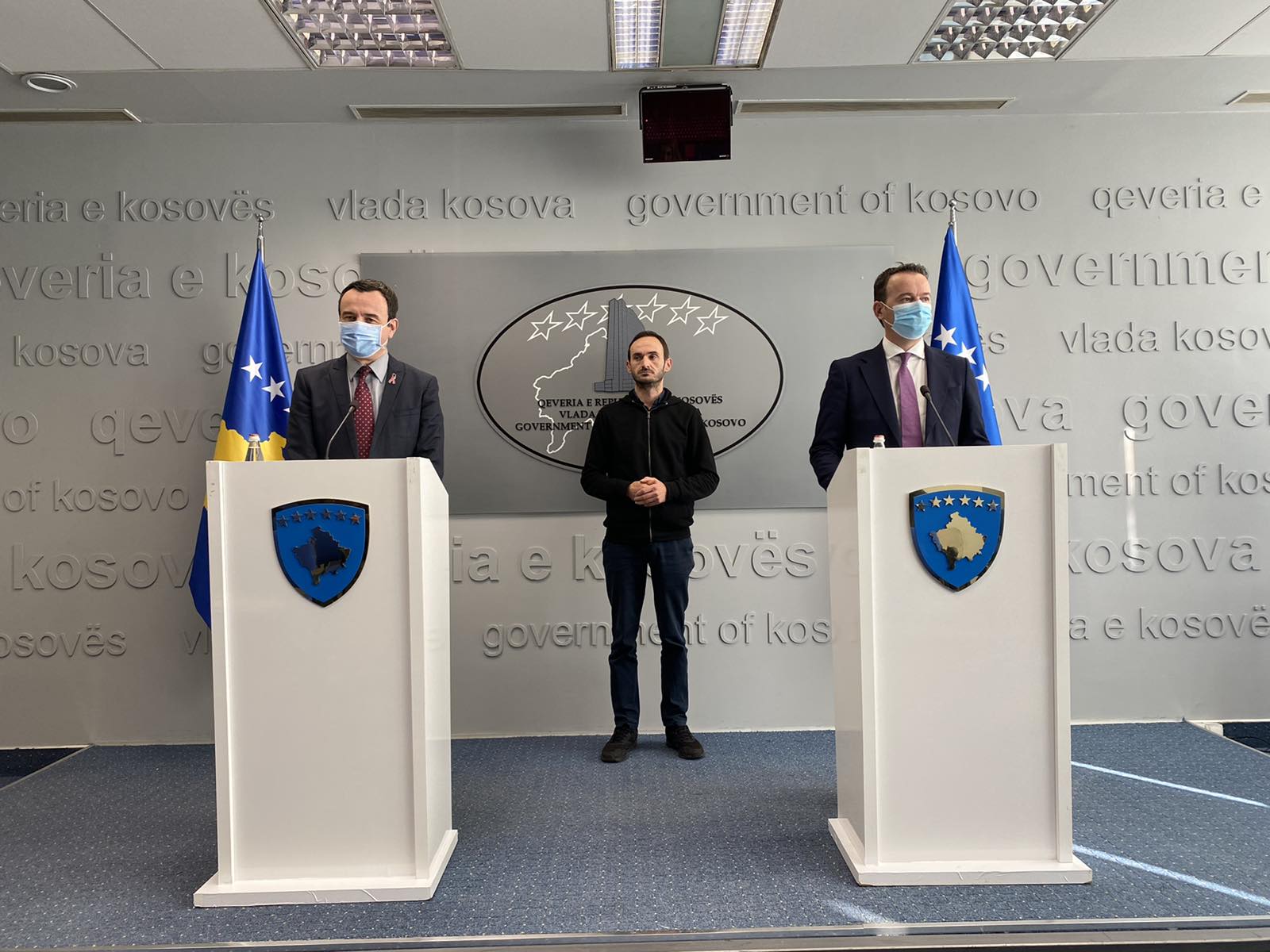 Kurti me ministrin Peci mbajnë konferencë për media