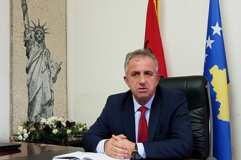 Muharremaj tregon ministrin e vetëm që s’i përgjigjet asnjëherë