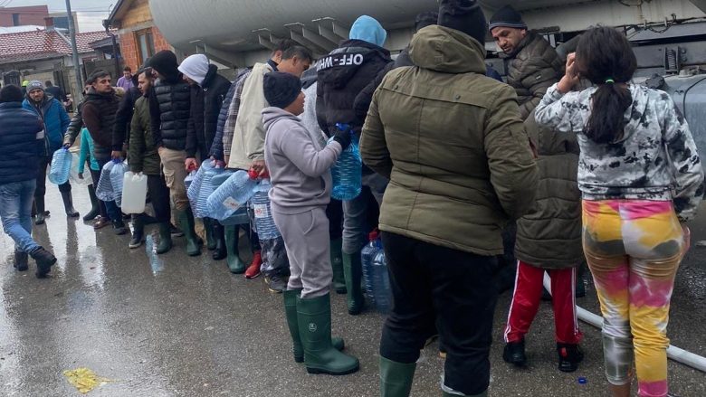 Ndërprerja e ujit në Mitrovicë për shkak të vërshimeve, banorët u furnizuan përmes cisternës