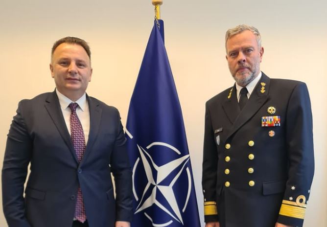 Ambasadori Zemaj takohet me oficerin më të lartë ushtarak të NATO-s