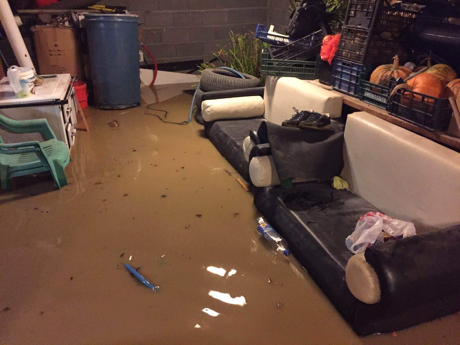 Vërshimet i’a përmbysin shtëpinë një familjeje në Peran