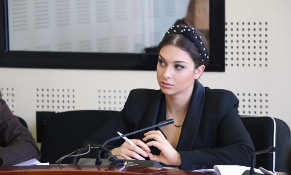 “Çka ka, çka s’ka?” – Kica Xhelili i përgjigjet VV-së: Ka vjedhje të mostrave të Astrit Deharit