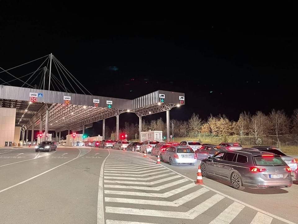 Pritjet në Merdare deri në tetë orë, kolona tri kilometra