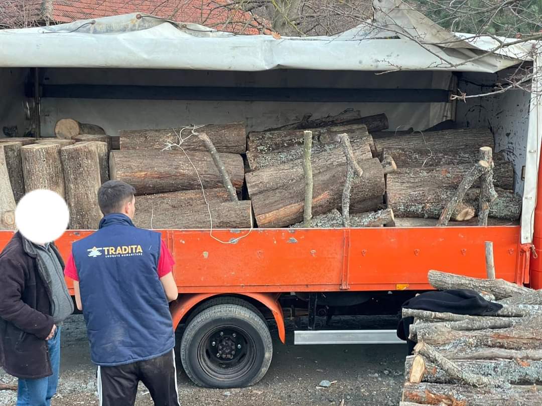 Shoqata Humanitare Tradita ka ndihmuar 5 familje nevojtare me nga 3 metra dru në qytetin e Podujeves