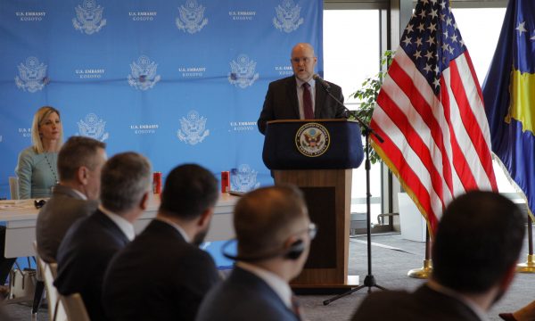 Ambasadori amerikan i prerë: Vazhdojmë të avokojmë për zbatimin e të gjitha zotimeve të dialogut