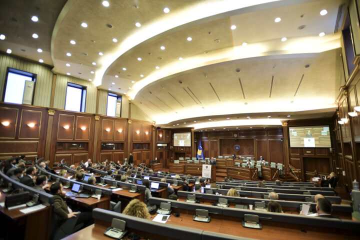 Ligji i Pagave barazon pagën e deputetit dhe ministrit